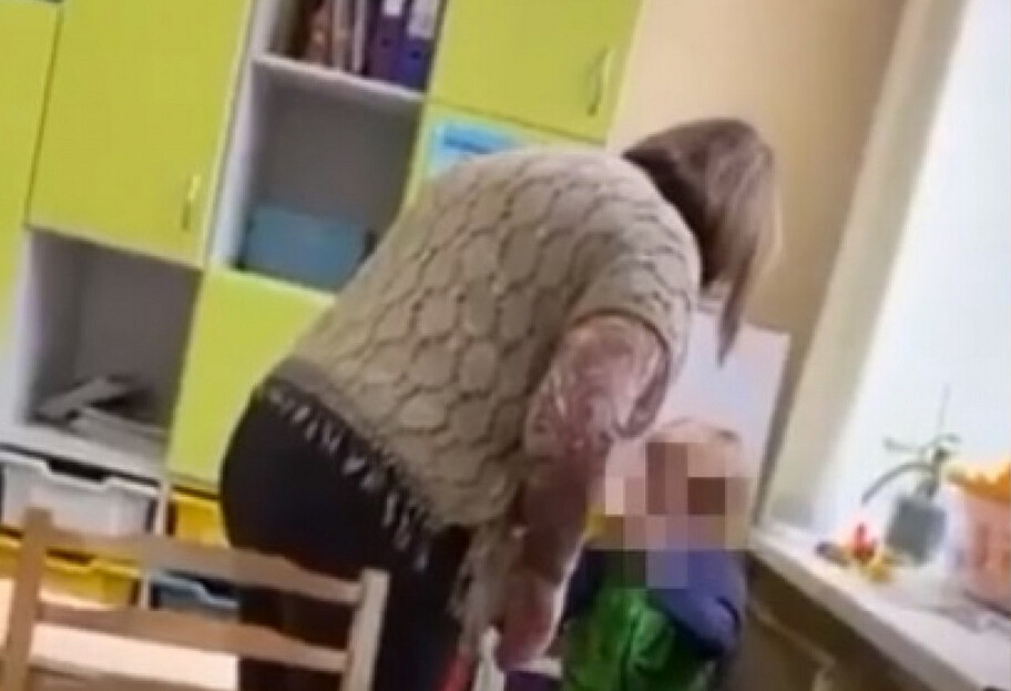 Учитель избила ребенка с инвалидностью в Киеве – ее будут судить – видео - фото 1