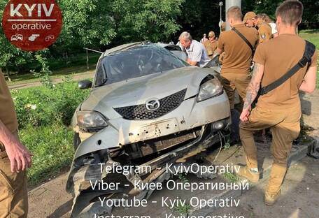 В Киеве разбилась легковушка, водитель в критическом состоянии (фото)