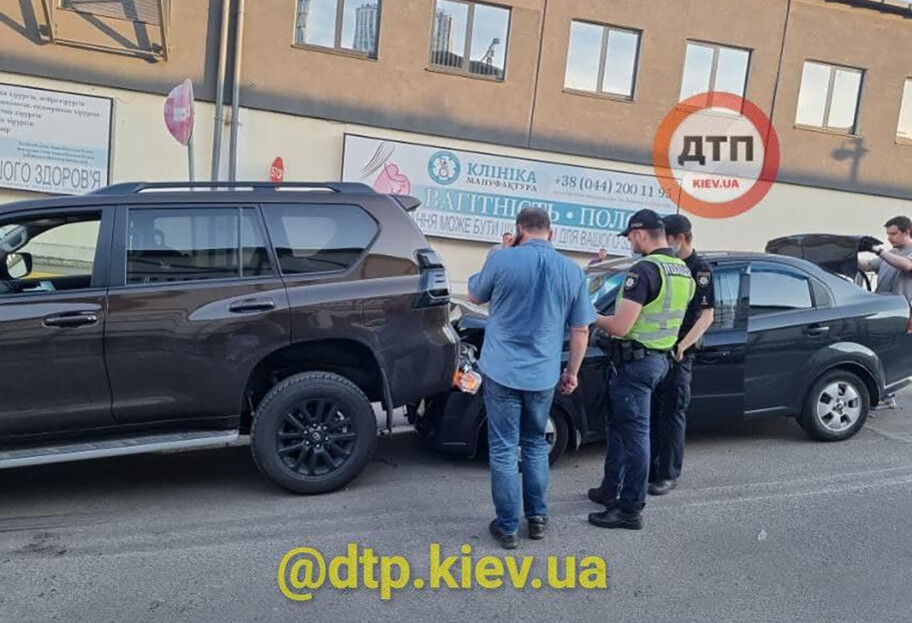 ДТП в Киеве - на парковке столкнулись четыре авто - фото, видео - фото 1
