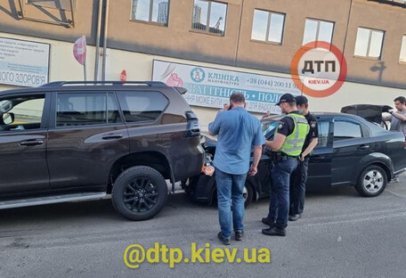 В Киеве на парковке столкнулись четыре автомобиля (фото, видео)