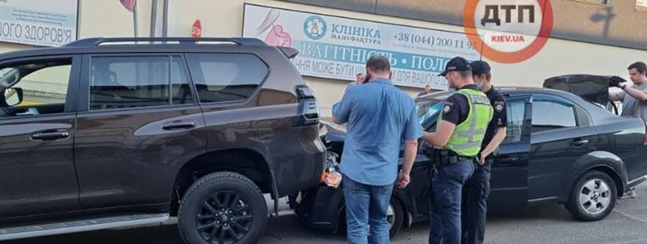 У Києві на парковці зіткнулися чотири автомобілі (фото, відео)