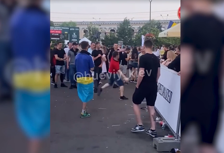 Утро после футбола: в Киеве произошла массовая драка (видео)