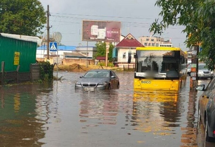Київ накрила злива, вулиці затопило - фото, відео - фото 1