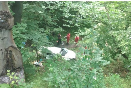 В Карпатах Volkswagen упал в обрыв, четыре человека погибли (фото)