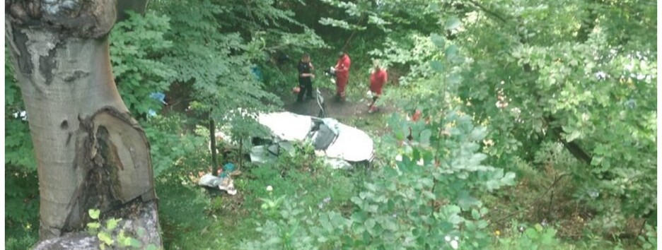 У Карпатах Volkswagen впав у прiрву, чотири людини загинули (фото)