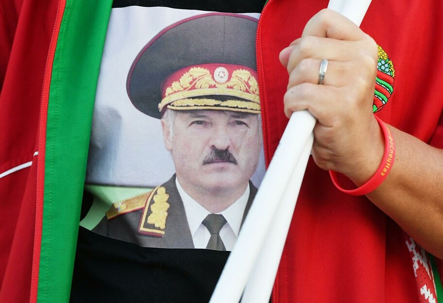 В Киеве напали на сторонников Лукашенко у посольства Беларуси – видео - фото 1
