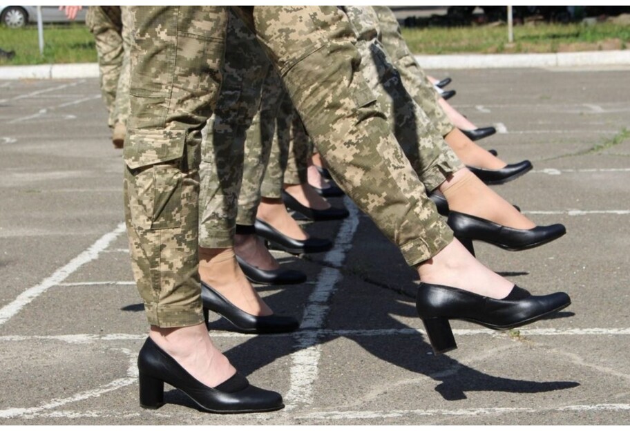 Парад на підборах - Міноборони вирішило змінити жіночі туфлі - фото 1