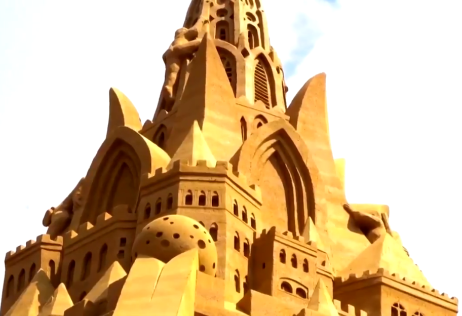 Самый высокий замок из песка построили в Дании - видео - фото 1