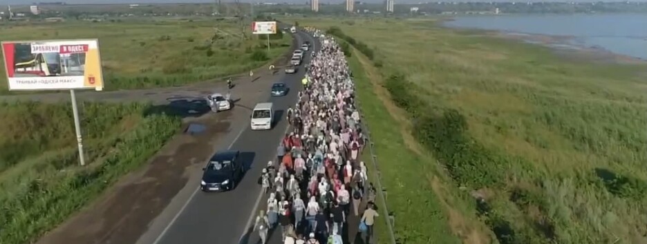 Крестный ход: сотни верующих заблокировали выезд из Одессы (фото и видео)