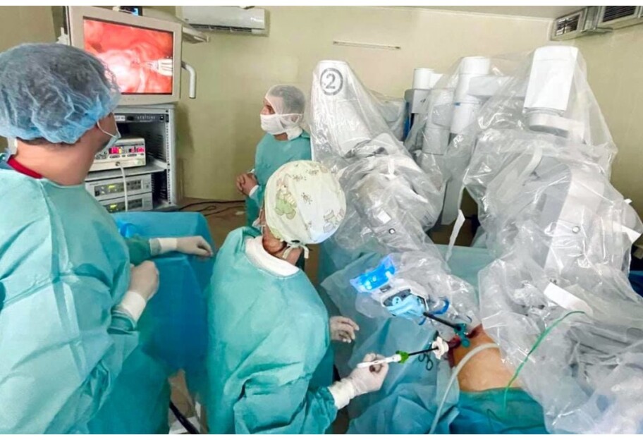 Гинекологическую операцию во Львове впервые провел робот Da Vinci - фото - фото 1