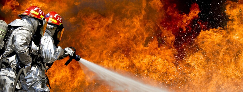 В Киеве из горящей квартиры спасли троих детей (фото)
