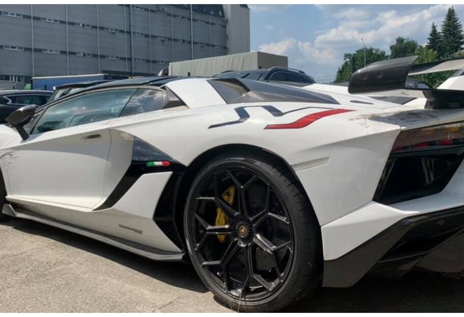 Lamborghini Aventador за 700 тысяч долларов изъяли киевские таможенники - фото - фото 1
