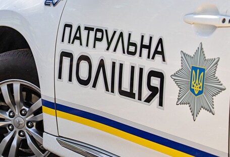 Под Киевом мужчина прыгал по машине патрульных и разбил лобовое стекло (видео)