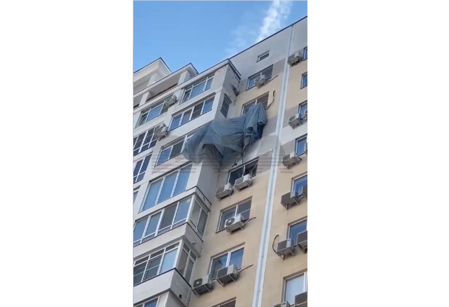 Парашютист приземлился на кондиционер дома в Краснодаре - видео - фото 1