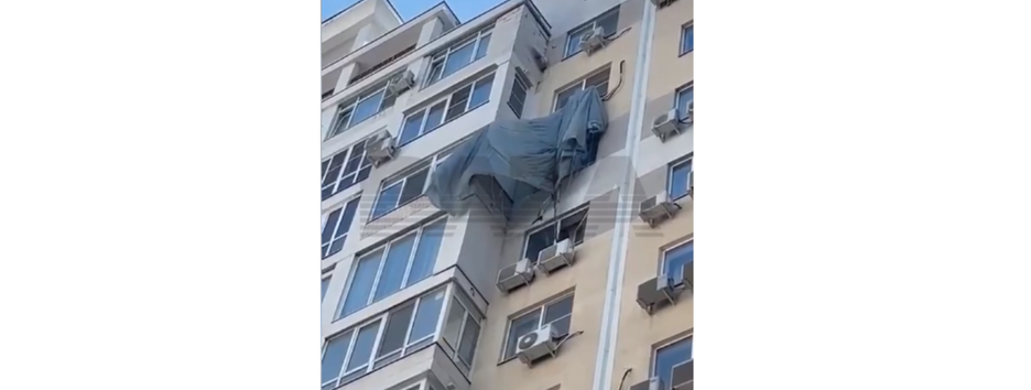 В России парашютист случайно залетел в окно на 13 этаже (видео)