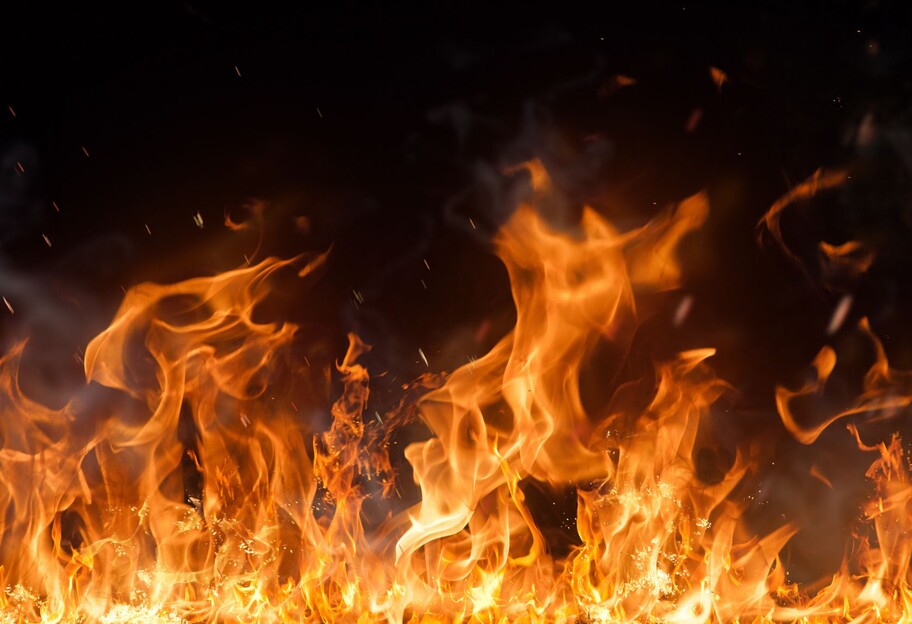 Пожар в Киеве - на дороге полностью выгорело авто - видео - фото 1