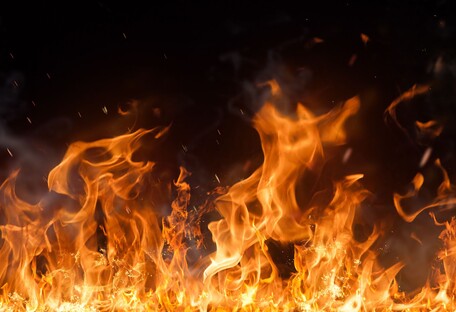 В Киеве авто вспыхнуло на ходу и выгорело дотла (видео)