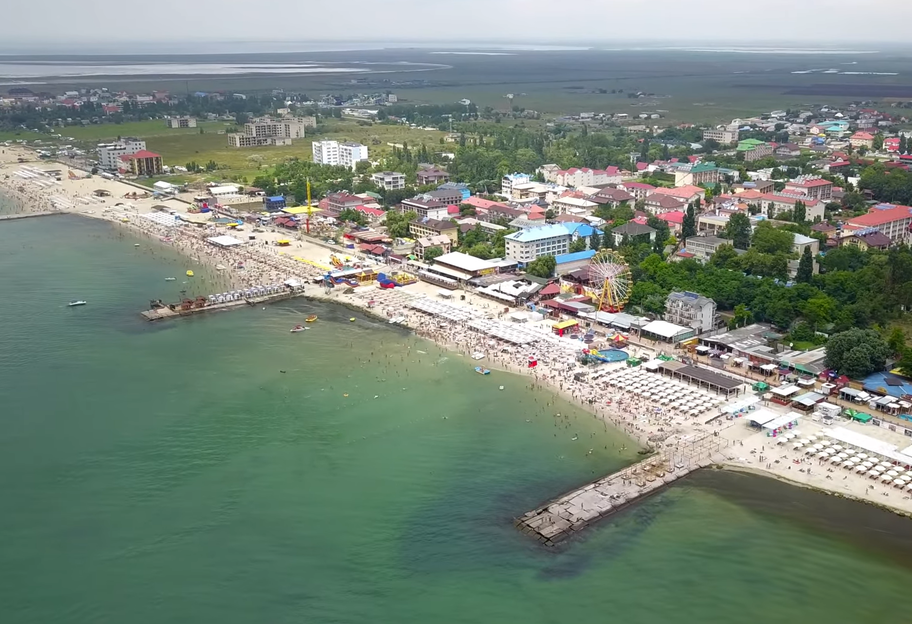 Отдых на Черном море в 2021 - блоггер показал переполненные пляжи в Железном Порту - видео - фото 1