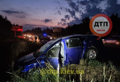 Под Киевом на большой скорости столкнулись авто: есть пострадавшие (фото, видео)