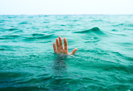 В Одессе утонул мужчина – тело лежит на пляже, а люди вокруг купаются (видео)