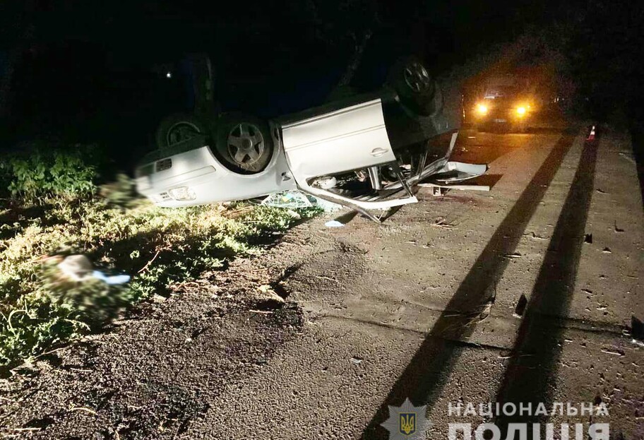 ДТП під Києвом - автомобіль з 16 людьми перекинувся, двоє загинули - фото - фото 1