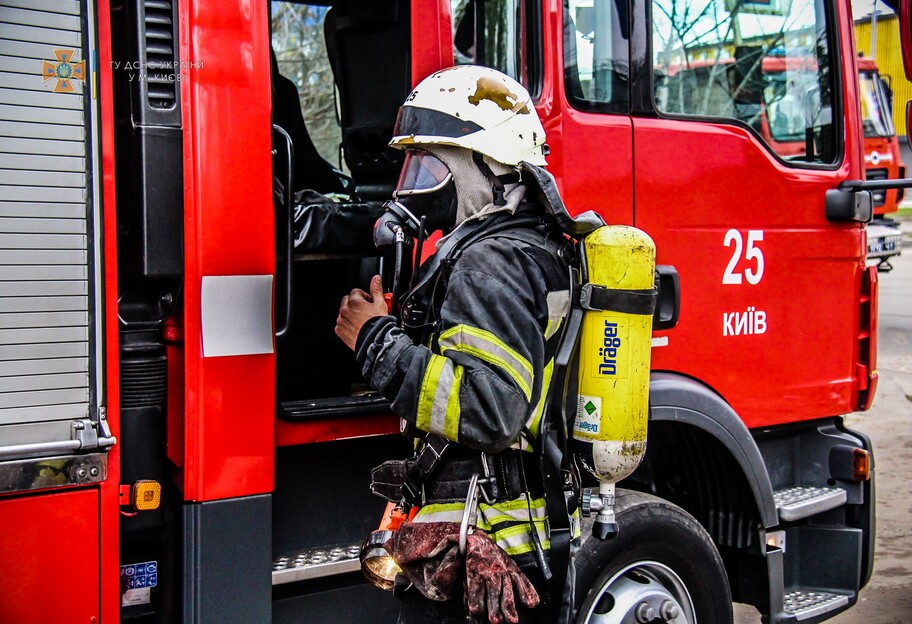 В Киеве загорелся самокат на зарядке – владелец получил ожоги лица и рук - фото 1
