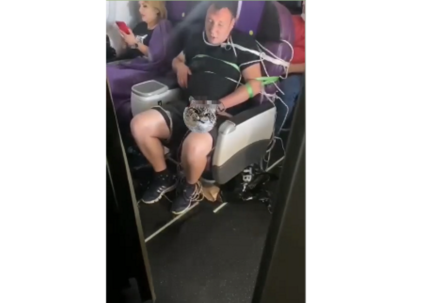П'яний росіянин справив нужду посеред літака - відео - фото 1