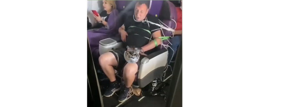 Росіянин справив нужду посеред літака після того, як його прив'язали до крісла (відео)