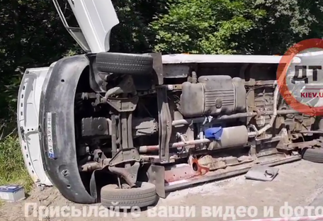 Под Киевом перевернулся автобус с людьми: есть пострадавшие (видео)