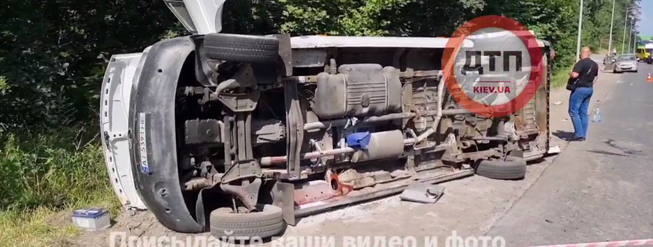 Під Києвом перекинувся автобус з людьми: є потерпілі (відео)