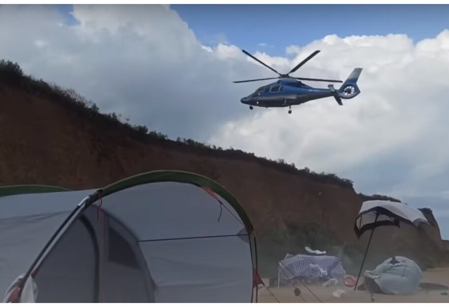 Вертолет сломал палатки туристов в Грибовке под Одессой - видео - фото 1