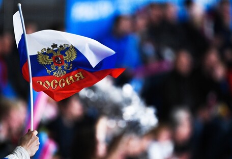 На Крещатике порвали флаг России, который привезли украинцы из Херсона (видео)