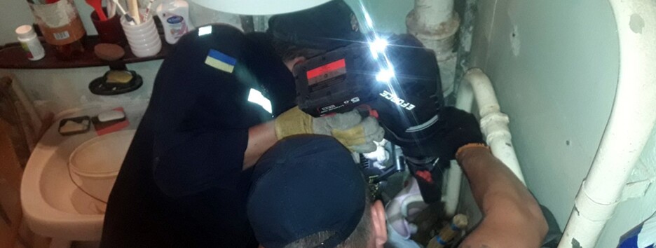 Застрягла у ванній на кілька днів: у Дніпрі рятувальники допомогли жінці похилого віку