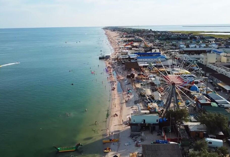 Відпочинок на Азовському морі - пляжі у Кирилівці показали з висоти пташиного польоту - відео - фото 1