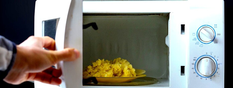 Становятся канцерогенными: какие продукты нельзя греть в микроволновке