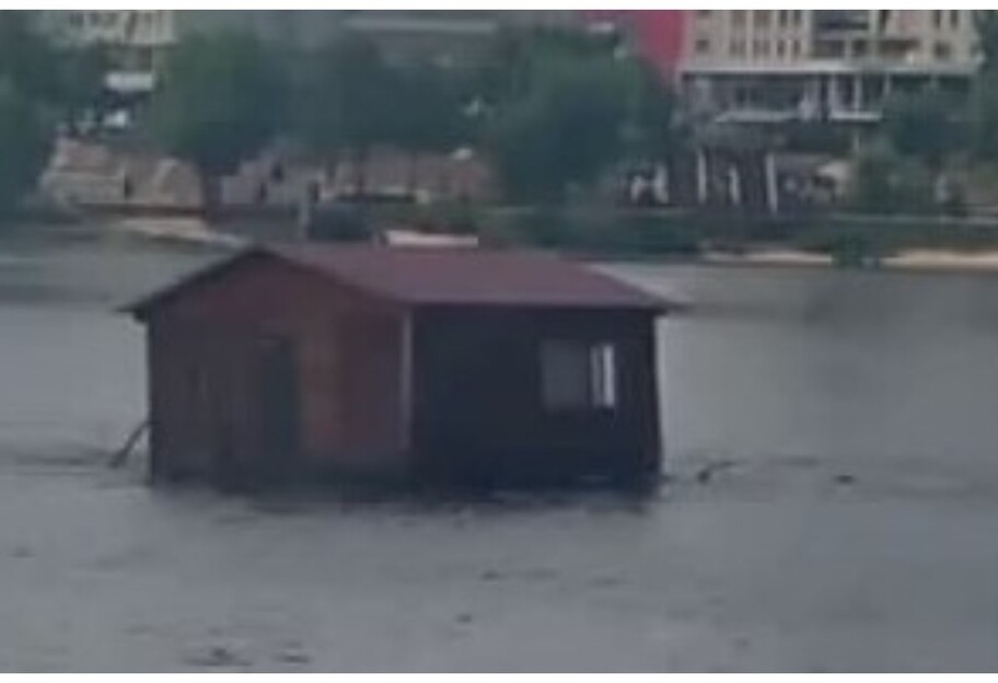 У Києві на Дніпрі зафіксували дрейфуючий будинок - відео - фото 1