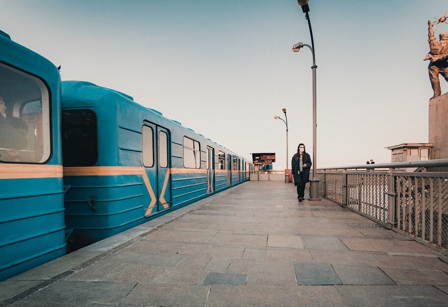 Метро в Киеве - погиб человек, поезда не ездили час, на станциях толпы - фото и видео - фото 1