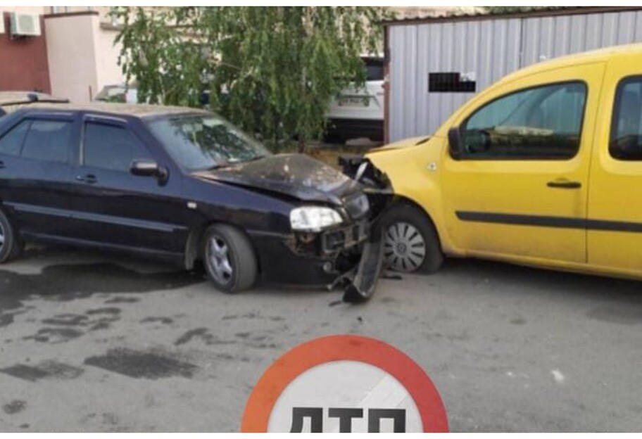 ДТП під Києвом - у Софіївській Борщагівці водій розбив припарковані авто - фото  - фото 1