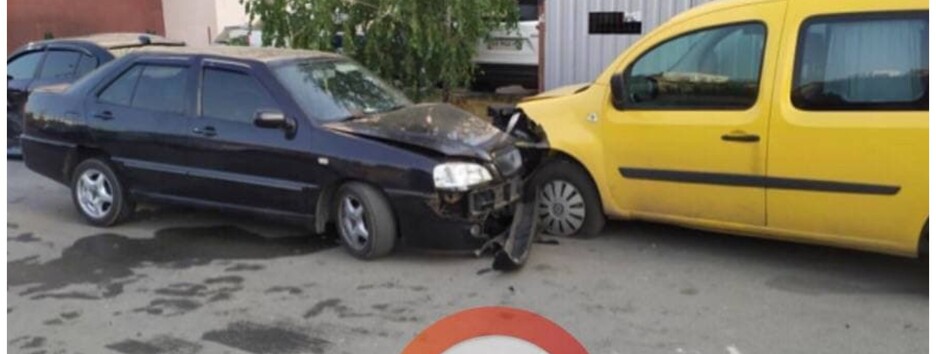 Под Киевом пьяный водитель протаранил припаркованные машины (фото)