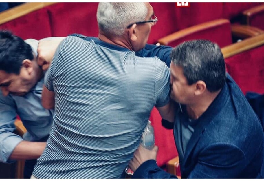 Бійка депутатів у Раді - побилися Івченко і Сольський - відео - фото 1