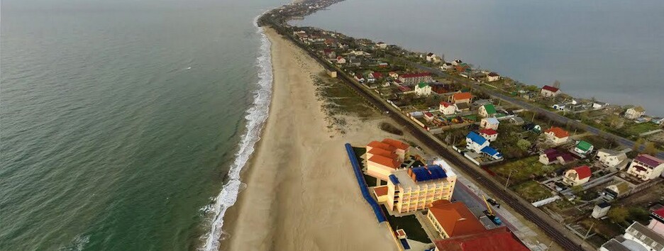 Чорне море знову позеленіло: водорості у Затоці гребуть руками (фото)