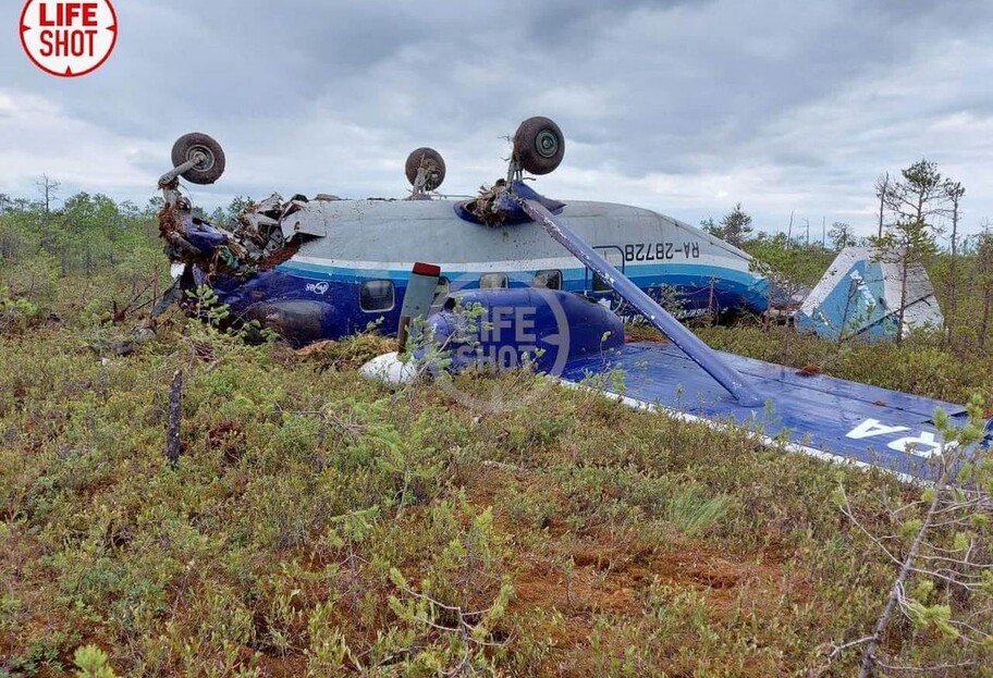 Самолет Ан-28 в России совершил жесткую посадку и перевернулся - фото  - фото 1