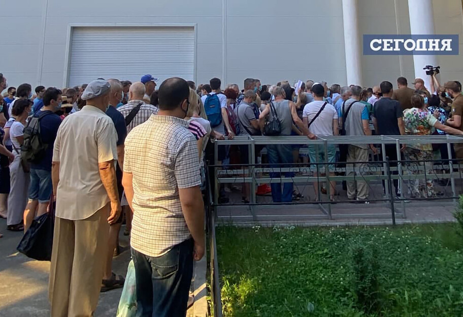 Вакцинация от коронавируса - в Киеве собралась огромная очередь еще до открытия центра вакцинации - фото - фото 1