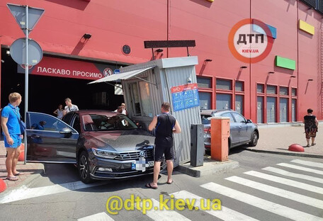 Растерялась за рулем: в Киеве водительница врезалась в здание ТРЦ (фото)