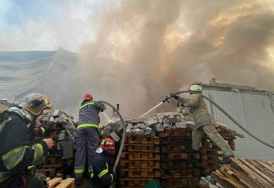 Пожар в Голосеевском районе - 19 июля в Киеве горят склады - фото, видео - фото 1