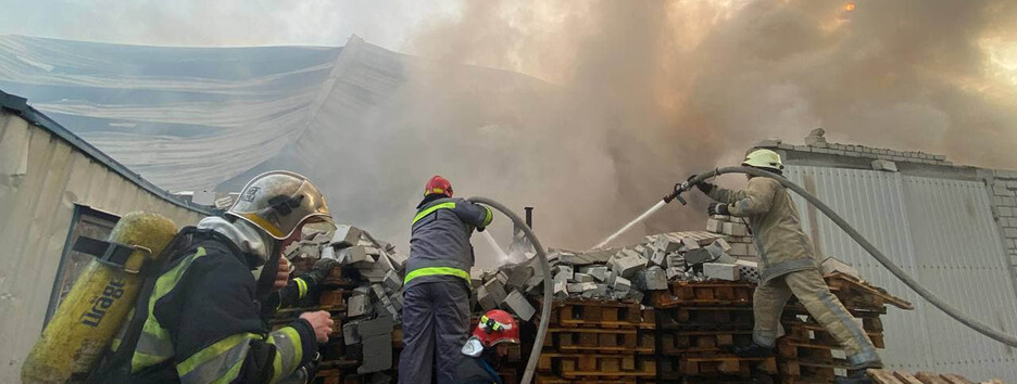 В Киеве тушат масштабный пожар: работают 45 спасателей (фото и видео)