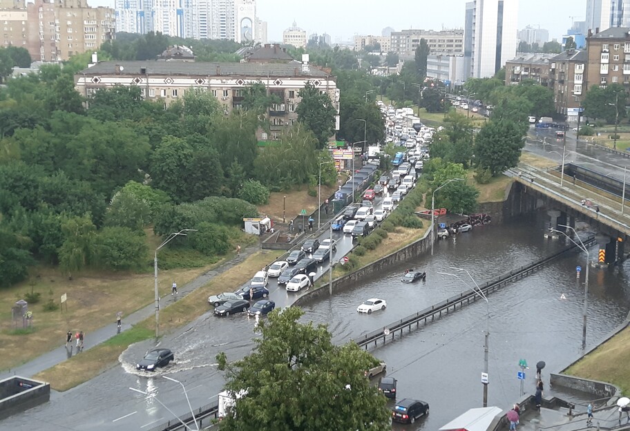 Киев затопило – видео потопа на Берестейской в метро и на других улицах - фото 1