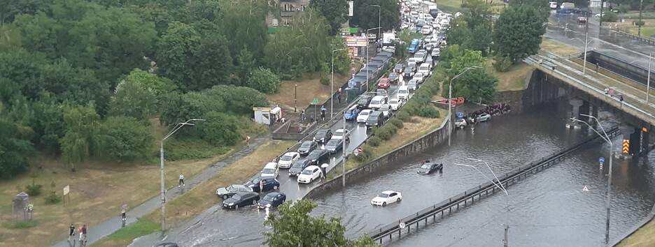 В Киеве из-за потопа закрыта станция метро, автомобили 