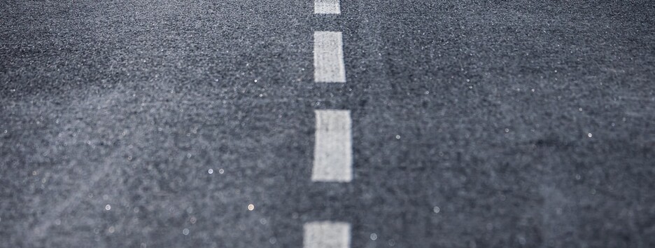 Комунальники у Києві під час дощу клали асфальт і поливали клумби