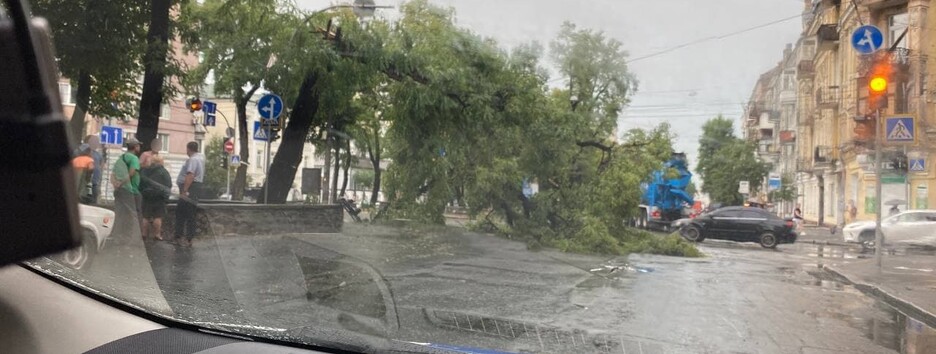 Дерева на автомобілях і зруйновані дороги: фото наслідків потопу в Києві